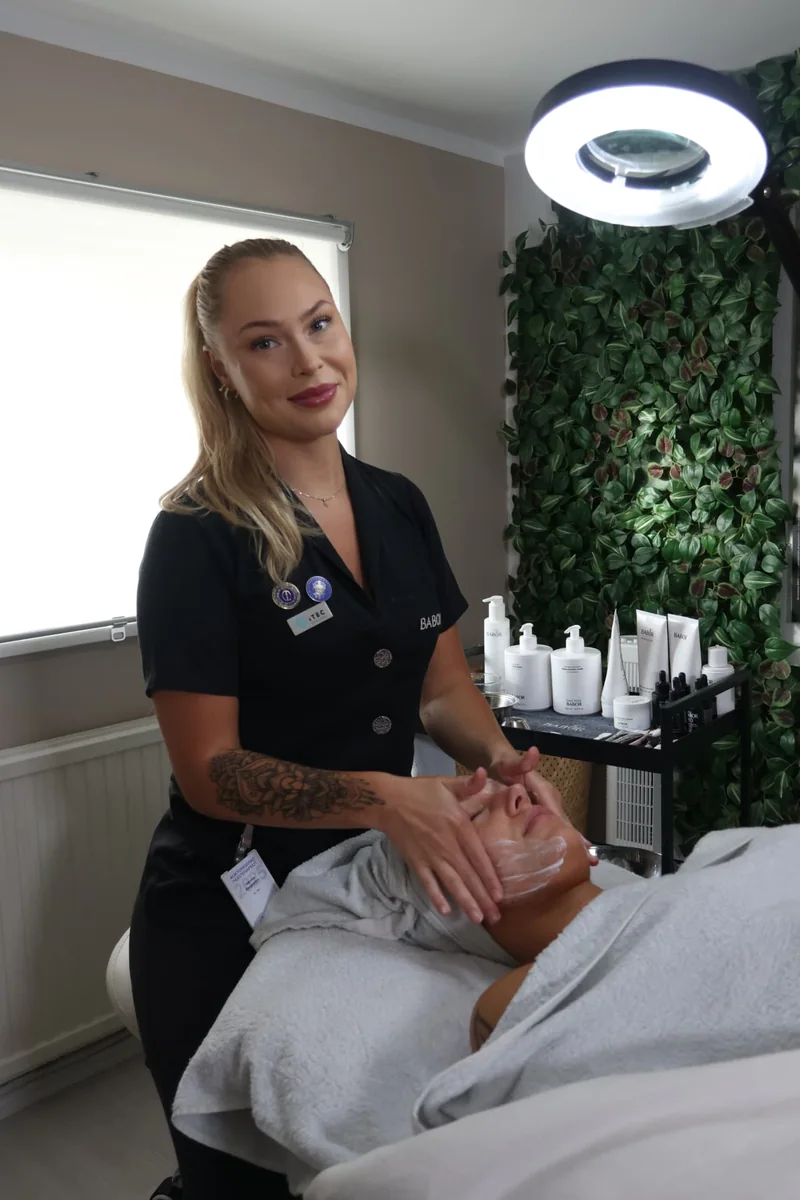 Sandra, hudterapeut och grundare av Skandi Beauty i Gustavsbergs Hamn